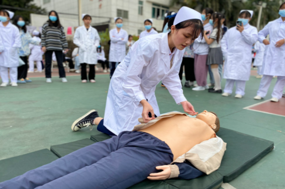 护理专业女生学怎么样，好就业吗？